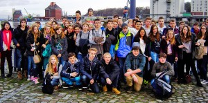 Unsere jungen „Physiker“ beim Abschlussfoto vor der Flensburger Hafenkulisse